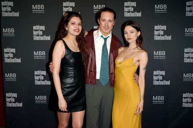 Entertainment Themen der Woche KW15 Entertainment Bilder des Tages Gaia Arellano Reynoso, Timo Jacobs und Alexandra Johansson bei der Premiere des Kinofilms Hochstapler und Ponys auf dem achtung berlin Filmfestival 2025 im Kino Babylon. Berlin, 08.04.2025 *** Gaia Arellano Reynoso, Timo Jacobs and Alexandra Johansson at the premiere of the feature film Hochstapler und Ponys at the achtung berlin Filmfestival 2025 at the Babylon Berlin cinema, 08 04 2025 Foto:xT.xBartillax xFuturexImagex ponys_5452