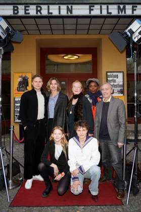 Entertainment Themen der Woche KW15 Entertainment Bilder des Tages Max Hubacher, Svenja Jung, Maya Morgeneyer, Rike Eckermann, Gast, Dela Dabulamanzi und Adolfo Assor bei der Premiere des ZDF Fernsehfilms Sterben für Beginner auf dem achtung berlin Filmfestival 2025 im Kino Babylon. Berlin, 08.04.2025 *** Max Hubacher, Svenja Jung, Maya Morgeneyer, Rike Eckermann, guest, Dela Dabulamanzi and Adolfo Assor at the premiere of the ZDF TV film Sterben für Beginner at the achtung berlin Filmfestival 2025 at the Babylon Berlin cinema, 08 04 2025 Foto:xT.xBartillax xFuturexImagex sterben_5416