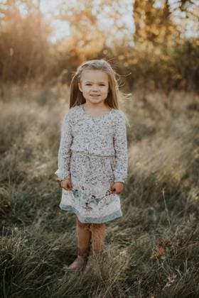 Creative Highlights Symbolfotos Pretty, stunning and confident young girl standing in farm field Langley, British Columbia, Canada CR_JDIP250108C-1346450-01 ,model released, Symbolfoto