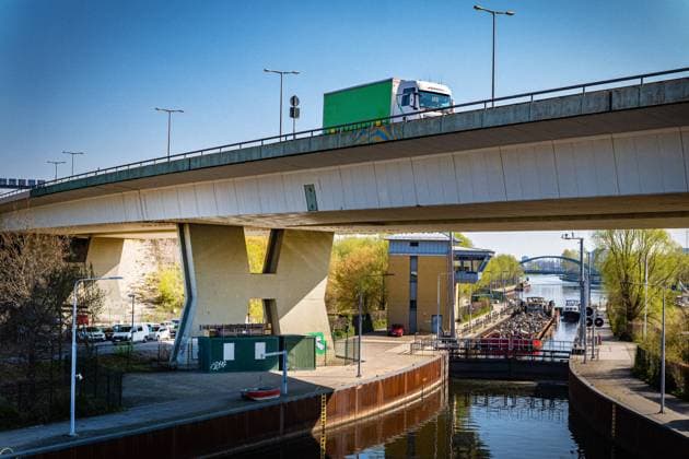 Berlin Charlottenburg-Wilmersdorf, Charlottenburg-Nord; Rudolf-Wissell-Brücke, Stadtautobahn, Stadtring BAB A 100, Brücke über Schleuse Charlottenburg sowie die Spree - 09.04.2025 Berlin