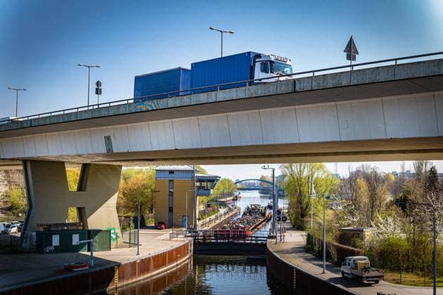 Berlin Charlottenburg-Wilmersdorf, Charlottenburg-Nord; Rudolf-Wissell-Brücke, Stadtautobahn, Stadtring BAB A 100, Brücke über Schleuse Charlottenburg sowie die Spree - 09.04.2025 Berlin