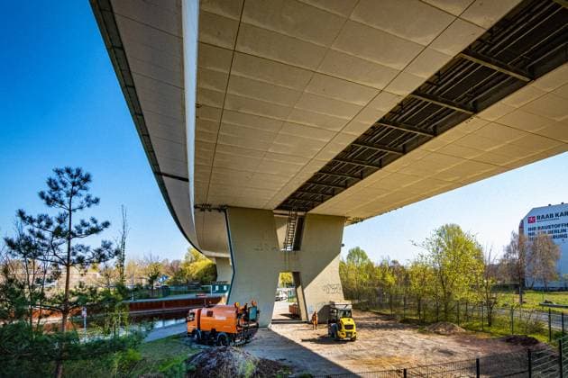 Berlin Charlottenburg-Wilmersdorf, Charlottenburg-Nord; Rudolf-Wissell-Brücke, Stadtautobahn, Stadtring BAB A 100, Brücke über Schleuse Charlottenburg sowie die Spree - 09.04.2025 Berlin