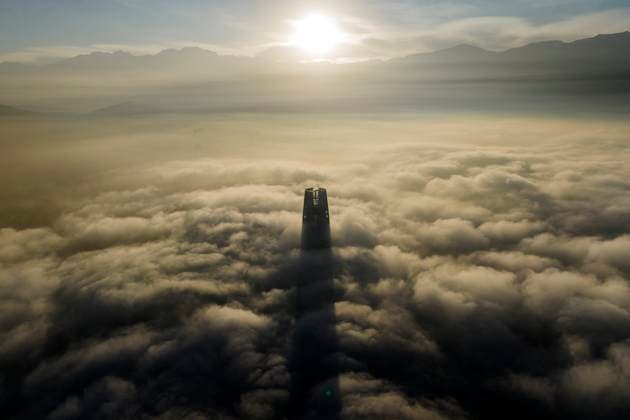 Bilder des Jahres 2025, News 04 April News Themen der Woche KW15 News Bilder des Tages Santiago April 9, 2025 The sunrise at the Costanera Building overcoming the fog that is registered in the city of Santiago Javier Torres Aton Chile, Santiago Chile Aton 998023  Copyright: JAVIERxTORRES ATONxCHILE