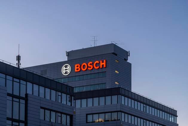 Bosch Werk in Schwieberdingen am Abend mit Abendrot. Beleuchtetes Logo der Firma. 04.04.2025: Schwieberdingen, Baden-Württemberg, Deutschland, Europa