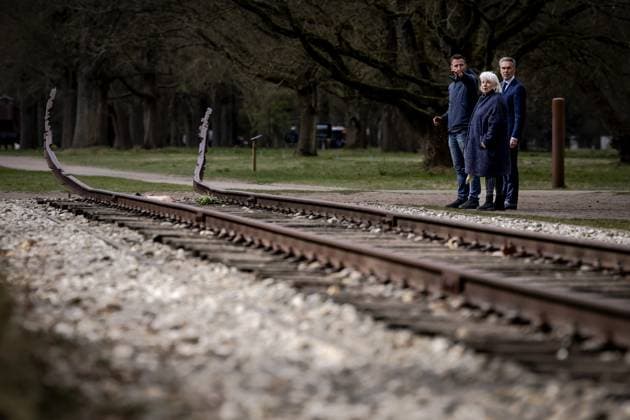 News Themen der Woche KW15 News Bilder des Tages HOOGHALEN - Prime Minister Dick Schoof gets a tour during a visit to Camp Westerbork. It has been 80 years since the prisoners in the camp were liberated by the Allies. ANP ROBIN VAN LONKHUIJSEN netherlands out - belgium out  Copyright: xx x524154965x originalFilename: 524154965.jpg