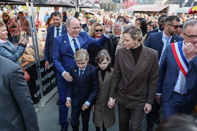 Entertainment Themen der Woche KW15 Entertainment Bilder des Tages Prince Albert II of Monaco visits Matignon 22 PHOTOPQR LE TELEGRAMME Lionel Le Saux MATIGNON 09 04 2025 MATIGNON 22 Prince Albert II of Monaco, accompanied by Charlene and his two children, visited Matignon on Wednesday April 9, where the princely family has roots. He walked through the market, Prince Albert II of Monaco, Prince Jacques of Monaco, Princess Charlene of Monaco and Princess Gabriella of Monaco and Mayor Jean René Carfantan on their walk in the towns traditional market during the visit of les Côtes dArmor on April 09, 2025 in Matignon, Brittany, France MATIGNON France  Copyright: xPHOTOPQR LExTELEGRAMME MAXPPPxLionelxLexSauxx 20250409TGB1649 20250409TGB1649
