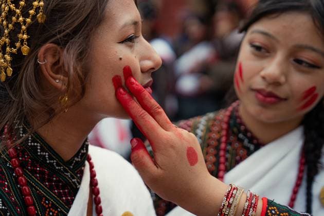 News Themen der Woche KW15 News Bilder des Tages Nepali New Year Celebration Members of the Newar community prepare before performing at Nyatapole in Bhaktapur, Nepal, on April 9, 2025, ahead of their biggest Jatra, the Biska Jatra festival, which marks the Nepali New Year. Bhaktapur Bagmtai Nepal  Copyright: xAmitxMachamasix originalFilename: machamasi-nepaline250409_np3bE.jpg