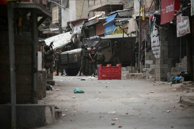 News Themen der Woche KW15 News Bilder des Tages Israeli army intervenes against Palestinians who reacted to the raid during a raid on Balata refugee camp in Nablus Israeli army intervenes against Palestinians who reacted to the raid during a raid on Balata refugee camp in Nablus, West Bank on April 09, 2025. Photo by Mohammed Nasser apaimages Nablus West Bank Palestinian Territory 090425_Nablus_MN_00(18) Copyright: xapaimagesxMohammedxNasserx xapaimagesx