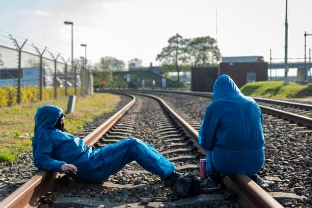 News Themen der Woche KW15 News Bilder des Tages April 9, 2025, Rotterdam, South Holland, Netherlands: Two activists sit on a set of train tracks and talk during a protest. Activists from the group Ã¢â‚¬oeGeef TegengasÃ¢â‚¬Â (Petroleum Pushback) blockaded all train track lines going in and out of RotterdamÃ¢â‚¬â ¢s (the Netherlands) shipping harbor. These lines, and the harbor, are the primary entry point into the EU for goods shipped from around the world. The activistsÃ¢â‚¬â ¢ demands was a ban on the import export of fossil fuels and products linked to human rights abuses, and an immediate trade and weapons embargo to Israel. Rotterdam Netherlands - ZUMAp202 20250409_zip_p202_002 Copyright: xJamesxPetermeierx