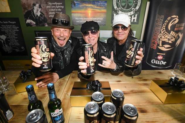 Bilder des Jahres 2025, Entertainment 04 April Entertainment Themen der Woche KW15 Entertainment Bilder des Tages Rudolf Schenker, Klaus Meine und Matthias Jabs bei der Präsentation des neuen Scorpions Bier in Kooperatin mit Gilde im Hop House. Hannover, 09.04.2025 *** Rudolf Schenker, Klaus Meine and Matthias Jabs at the presentation of the new Scorpions beer in cooperation with Gilde at Hop House Hannover, 09 04 2025 Foto:xN.xHeuselx xFuturexImagex scorpions_5414