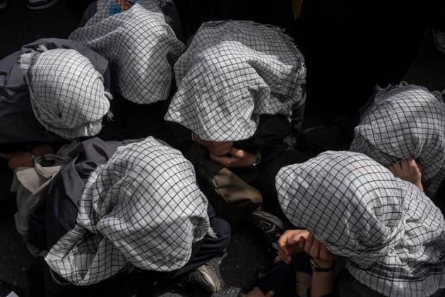 News Themen der Woche KW15 News Bilder des Tages Anti-Israel Protest In Tehran, Iran A group of Iranian schoolgirls wearing Palestinian scarves hide their faces while participating in an anti-Israeli protest at Palestine Square in downtown Tehran, Iran, on April 9, 2025. Iranian protesters gather at Palestine Square to show their anger and protest against the new Israeli airstrikes on the city of Gaza. Tehran Tehran Iran  Copyright: xMortezaxNikoubazlx originalFilename: nikoubazl-antiisra250409_npeNL.jpg