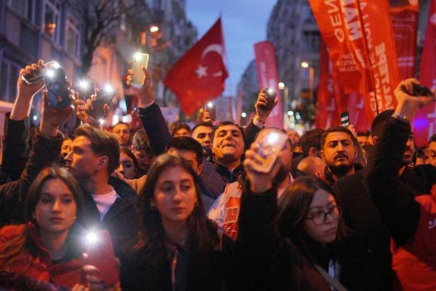 Bilder des Jahres 2025, News 04 April News Themen der Woche KW15 News Bilder des Tages April 9, 2025, Sisli, Istanbul, Turkey: Supporters of Istanbul Mayor Ekrem Imamoglu, shout slogans and holds a placard during a protest march against the arrest of Istanbul Mayor Ekrem Imamoglu as part of a corruption investigation, in Istanbul onÃ‚ AprilÃ‚ 9,Ã‚ 2025. Sisli Turkey - ZUMAu194 20250409_zip_u194_001 Copyright: xTolgaxUluturkx