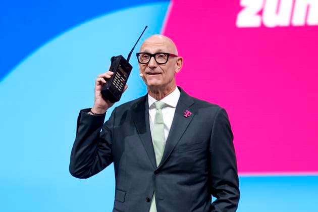 News Themen der Woche KW15 News Bilder des Tages Telekom-Chef Timotheus Höttges, Vorstandsvorsitzender der Deutschen Telekom, mit einem historischen Mobiltelefon (Pocky) vor den Aktionären. Die Aktionäre der Deutschen Telekom sind zur Hauptversammlung im World Conference Center zusammengekommen. Bonn, 09.04.2025 NRW Deutschland *** Deutsche Telekom CEO Timotheus Höttges with a historic cell phone Pocky in front of the shareholders The shareholders of Deutsche Telekom have gathered for the Annual General Meeting at the World Conference Center Bonn, 09 04 2025 NRW Germany Copyright: xChristophxHardtx