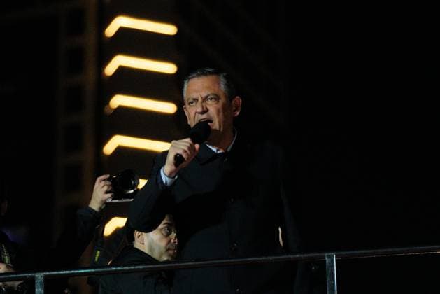 News Themen der Woche KW15 News Bilder des Tages April 9, 2025, Sisli, Istanbul, Turkey: Ozgur Ozel, leader of Turkey s main opposition Republican People s Party (CHP), gives a speech a rally to protest against the arrest of Istanbul Mayor Ekrem Imamoglu as part of a corruption investigation, in front of the Sisli Municipality in Istanbul onÃ‚ AprilÃ‚ 9,Ã‚ 2025. Sisli Turkey - ZUMAu194 20250409_zip_u194_016 Copyright: xTolgaxUluturkx