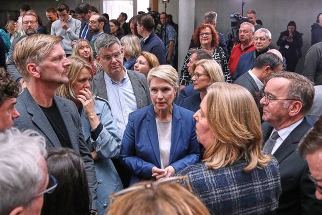 News Bilder des Tages Berlin, Deutschland, 09.04.2025: Deutscher Bundestag, Paul-Löbe-Haus: Bekanntgabe Einigung auf Koalition von CDU, CSU und SPD: Manuela Schwesig spricht mit Hauptstadtjournalisten, mit in der Runde auch Anke Rehlinger, Bundesminister der Verteidigung Boris Pistorius (SPD), Bärbel Bas *** Berlin, Germany, 09 04 2025 German Bundestag, Paul Löbe Haus Announcement of agreement on coalition between CDU, CSU and SPD Manuela Schwesig talks to capital city journalists, with Anke Rehlinger, Federal Minister of Defense Boris Pistorius SPD , Bärbel Bas Copyright: xdtsxNachrichtenagenturx dts_64345