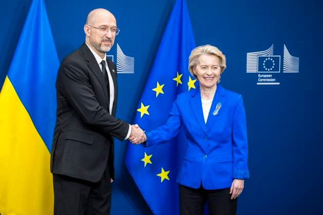 News Themen der Woche KW15 News Bilder des Tages April 10, 2025: Ursula Von der Leyen , the president of the European Commission (R) welcomes Ukrainian Prime Minister Denys Shmyhal at the European Commission headquarters in Brussels, Belgium, on 10.04.2025, ahead of bilateral talks focused on Ukraine™s EU accession path, security cooperation, and financial support. - ZUMAw80_ 20250410_faf_w80_010 Copyright: xWiktorxDabkowskix