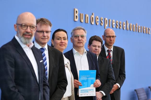 News Themen der Woche KW15 News Bilder des Tages Berlin, Deutschland, 10.04.2025: Bundespressekonferenz: Pressekonferenz: Gemeinschaftsdiagnose der Wirtschaftsforschungsinstitute Frühjahr 2025: L-R: Timo Wollmershäuser, ifo Institut ? Leibniz-Institut für Wirtschaftsforschung an der Universität München e. V., Stefan Kooths, IfW - Institut für Weltwirtschaft an der Universität Kiel, Geraldine Dany-Knedlik, DIW - Deutsches Institut für Wirtschaftsforschung e.V., Berlin, Torsten Schmidt, RWI ? Leibniz-Institut für Wirtschaftsforschung, Essen, Oliver Holtemöller, IWH - Leibniz-Institut für Wirtschaftsforschung Halle, Klaus Weyerstraß, IHS - Institut für Höhere Studien, Wien *** Berlin, Germany, 10 04 2025 Federal Press Conference Press Conference Joint Economic Forecast of the Economic Resear Copyright: xdtsxNachrichtenagenturx dts_64376