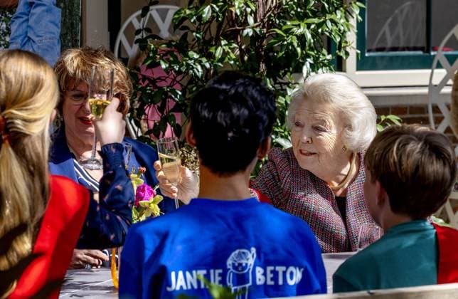 Gouda, The Netherlands, 2025-04-10 13:53:03 GOUDA, 10-04-2025, Princess Beatrix presents the Jantje Beton Prize in Gouda. Jantje Beton awards this prize to the most play-friendly municipality in the Netherlands. PHOTO: NLBeeld Patrick van Emst Credit: NL Beeld Patrick van Emst  Copyright: xx x