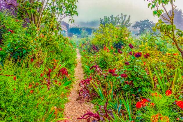 Giverny, France. Wide angle landscape view of Claude Monet s house and flower gardens in the village of Giverny.  Copyright: xMurrayxMcCallumxPhotographyx x EU09 MMC0008