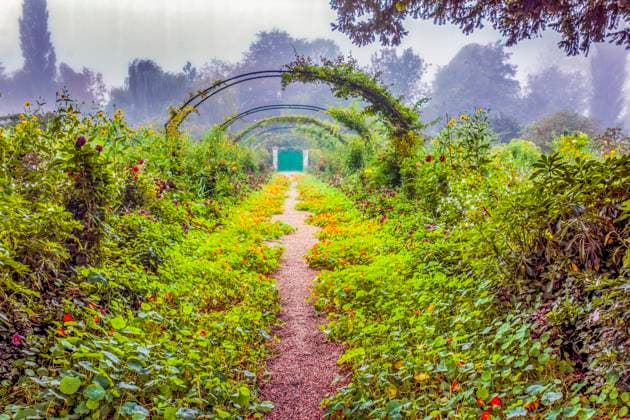 Giverny, France. Wide angle landscape view of Claude Monet s house and flower gardens in the village of Giverny.  Copyright: xMurrayxMcCallumxPhotographyx x EU09 MMC0009