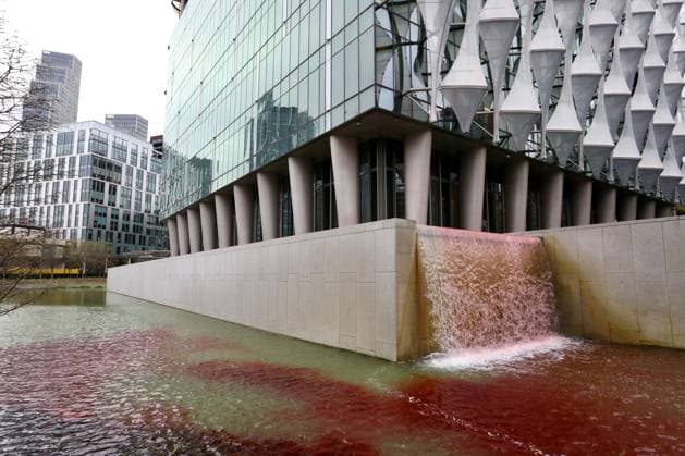 News Themen der Woche KW15 News Bilder des Tages Activists Pour Blood-Red Dye into US Embassy Pond in Protest against Arms Sales to Israel Greenpeace activists pour 300 litres of blood-red dye into the US Embassy pond in London, to highlight the death and devastation caused in Gaza as a direct result of the US™ continued sale of weapons, ammunition and military hardware to Israel. Twelve activists tipped the non-toxic, biodegradable dye from containers emblazoned with the words ˜Stop Arming Israel™ into the large pond located in front of the embassy building in Nine Elms, south-west London., Credit:Alex McBride Greenpeace Avalon United Kingdom, London  Copyright: xAlexxMcBride Greenpeacex xAvalonx 0985968206
