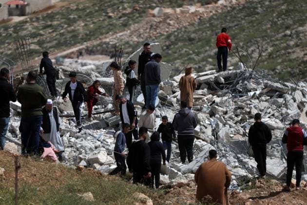 News Themen der Woche KW15 News Bilder des Tages Palestinians from Al-Hirsh family salvage belongings from the ruins of their houses after they were demolished Palestinians from Al-Hirsh family salvage belongings from the ruins of their houses after they were demolished by Israeli bulldozers, in the village of Al-Rihaya, south the occupied-West Bank city of Hebron on April 10, 2025. The buildings fall in the so-called Area C designated by the 1995 Oslo Accords, occupied Palestinian territory which remains under full Israeli control. Under Israeli military law, Palestinians cannot build structures in the area without permits, which are typically refused, and demolitions are common. Photo by Mamoun Wazwaz apaimages Hebron West Bank Palestinian Territory 100425_Hebron_MW_00(5) Copyright: xapaimagesxMamounxWazwazx xapaimagesx