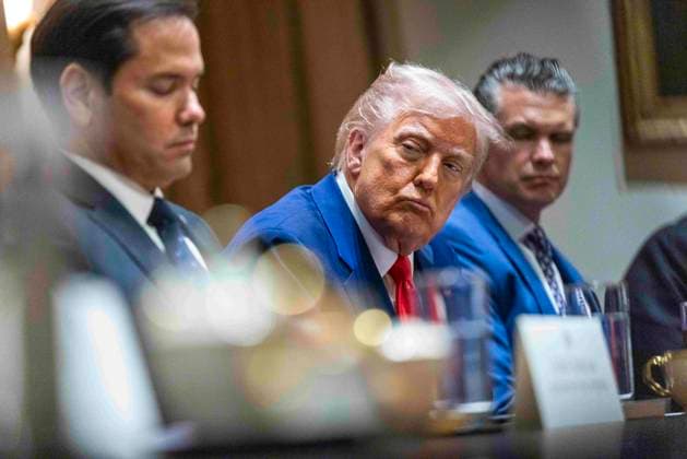 Bilder des Jahres 2025, News 04 April News Bilder des Tages US President Donald J. Trump hosts a cabinet meeting US President Donald J. Trump listens to remarks during a Cabinet meeting in the Cabinet Room of the White House in Washington, DC, USA 10 April 2025. WASHINGTON DISTRICT OF COLUMBIA United States  Copyright: xPool ABACAx