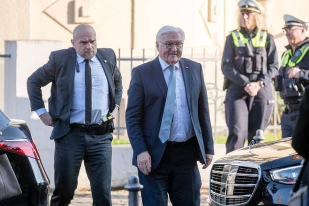 10. April 2025: Bundespräsident Frank-Walter Steinmeier besucht das Haus der Geschichte in Bonn. Im Bild Bundespräsident Frank-Walter Steinmeier mit Bodyguard und Polizisten im Hintergrund. Bundespräsident Frank-Walter Steinmeier sprach am 10. April 2025 im Haus der Geschichte zu Bonn mit rund 200 Schülerinnen und Schülern über das Treffen zwischen Bundeskanzler Konrad Adenauer und Frankreichs Präsidenten Charles de Gaulle an einem Tag im September im Jahr 1958, dem entscheidenden Tag für die dauerhafte Aussöhnung zwischen den früheren sogenannten Erzfeinden Frankreich und Deutschland. Grundlage für das Gespräch war Fred Breinersdorfers Film An einem Tag im September. Diesen Film sahen sich Steinmeier und die Schulklassen