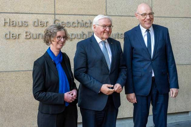 10. April 2025: Bundespräsident Frank-Walter Steinmeier besucht das Haus der Geschichte in Bonn. Im Bild Bundespräsident Frank-Walter Steinmeier (Mitte) mit dem Präsidenten der Stiftung Haus der Geschichte der Bundesrepublik Deutschland, Prof. Dr. Harald Biermann sowie Bürgermeisterin Nicole Unterseh, (Bündnis 90 Die Grünen). Bundespräsident Frank-Walter Steinmeier sprach am 10. April 2025 im Haus der Geschichte zu Bonn mit rund 200 Schülerinnen und Schülern über das Treffen zwischen Bundeskanzler Konrad Adenauer und Frankreichs Präsidenten Charles de Gaulle an einem Tag im September im Jahr 1958, dem entscheidenden Tag für die dauerhafte Aussöhnung zwischen den früheren sogenannten Erzfeinden Frankreich und Deutschland. Grund