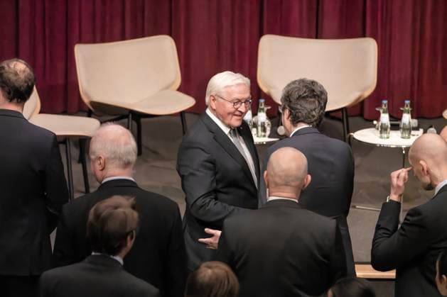 10. April 2025: Bundespräsident Frank-Walter Steinmeier besucht das Haus der Geschichte in Bonn. Bundespräsident Frank-Walter Steinmeier hat den Saal betreten und begrüßt verschiedene Gäste. Bundespräsident Frank-Walter Steinmeier sprach am 10. April 2025 im Haus der Geschichte zu Bonn mit rund 200 Schülerinnen und Schülern über das Treffen zwischen Bundeskanzler Konrad Adenauer und Frankreichs Präsidenten Charles de Gaulle an einem Tag im September im Jahr 1958, dem entscheidenden Tag für die dauerhafte Aussöhnung zwischen den früheren sogenannten Erzfeinden Frankreich und Deutschland. Grundlage für das Gespräch war Fred Breinersdorfers Film An einem Tag im September. Diesen Film sahen sich Steinmeier und die Schulklas