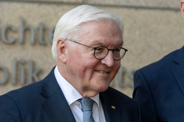 10. April 2025: Bundespräsident Frank-Walter Steinmeier besucht das Haus der Geschichte in Bonn. Im Bild Bundespräsident Frank-Walter Steinmeier. Bundespräsident Frank-Walter Steinmeier sprach am 10. April 2025 im Haus der Geschichte zu Bonn mit rund 200 Schülerinnen und Schülern über das Treffen zwischen Bundeskanzler Konrad Adenauer und Frankreichs Präsidenten Charles de Gaulle an einem Tag im September im Jahr 1958, dem entscheidenden Tag für die dauerhafte Aussöhnung zwischen den früheren sogenannten Erzfeinden Frankreich und Deutschland. Grundlage für das Gespräch war Fred Breinersdorfers Film An einem Tag im September. Diesen Film sahen sich Steinmeier und die Schulklassen gemeinsam an. Bonn Nordrhein-Westfalen Deuts