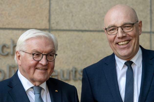 10. April 2025: Bundespräsident Frank-Walter Steinmeier besucht das Haus der Geschichte in Bonn. Im Bild Bundespräsident Frank-Walter Steinmeier mit dem Präsidenten der Stiftung Haus der Geschichte der Bundesrepublik Deutschland, Prof. Dr. Harald Biermann. Bundespräsident Frank-Walter Steinmeier sprach am 10. April 2025 im Haus der Geschichte zu Bonn mit rund 200 Schülerinnen und Schülern über das Treffen zwischen Bundeskanzler Konrad Adenauer und Frankreichs Präsidenten Charles de Gaulle an einem Tag im September im Jahr 1958, dem entscheidenden Tag für die dauerhafte Aussöhnung zwischen den früheren sogenannten Erzfeinden Frankreich und Deutschland. Grundlage für das Gespräch war Fred Breinersdorfers Film An einem Tag im S