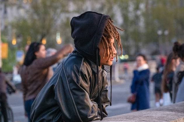 Entertainment Themen der Woche KW15 Exclusive Jaden Smith enjoys the sunset on the Pont Neuf in the 16th arrondissement of Paris Exclusive Jaden Smith enjoys the sunset on the Pont Neuf in the 16th arrondissement of Paris, France, on April 10, 2025 Yehiel Chekroine Bestimage Exclusive Jaden Smith enjoys the sunset on the Pont Neuf in the 16th arrondissement of Paris, France, on April 10, 2025 Yehiel Chekroine Bestimage Paris France  Copyright: xYehielxChekrounex xBestimagexYehielxChekrounex xBestimagex