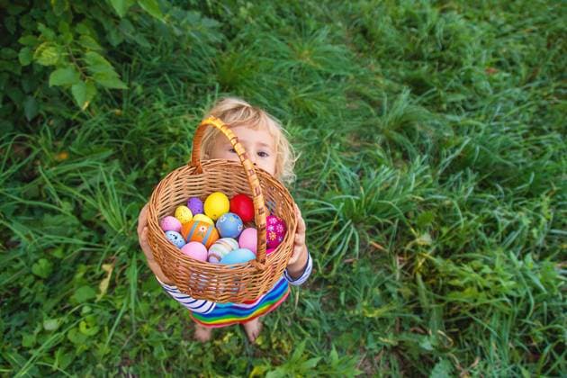 IMAGO Creative, Ostern, Bräuche, Eiersuche #2 A child collects Easter eggs in the grass. Selective focus. Kid., model released, , 58357188.jpg, easter, spring, child, eggs, hunt, game, colorful, childhood, grass, holiday, concept, outside, fun, outdoors, park, garden, happy, kid, background, gathering, lawn, girl, egg, food, tradition, celebrate, collecting, little, symbol, decoration, traditional, looking, family, basket, play, meadow, children, copy space, banner, search, painted, greeting, growth, entertainment, gift, green, person, picking up, rabbit, religion RECORD DATE NOT STATED
