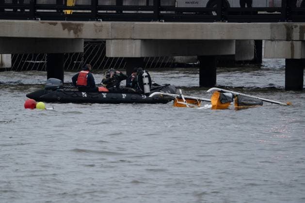 News Themen der Woche KW15 News Bilder des Tages NYPD Divers work to remove a helicopter out from the water after it crashed into the Hudson River near Jersey City, New Jersey shortly after taking off from lower Manhattan on April 10, 2025 in New York.  NYP20250410319 DEREKxFRENCH