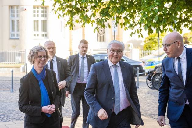 Bundespräsident Steinmeier besucht Filmabend in Bonn - 10.04.2025 Stellvertretende Oberbürgermeisterin Stadt Bonn Nicole UNTERSEH (Bündnis 90 Die Grünen), Bundespräsident Frank Walter STEINMEIER und Präsident Prof. Dr. Harald BIERMANN (Haus der Geschichte) - Deutsch-Französischer Filmabend An einem Tag im September (ZDF) mit Schülerinnen und Schüler, sowie Bundespräsident Frank-Walter Steinmeier im Haus der Geschichte Bonn Bonn Gronau Nordrhein-Westfalen Deutschland Copyright: xBonn.digitalx xMarcxJohnx