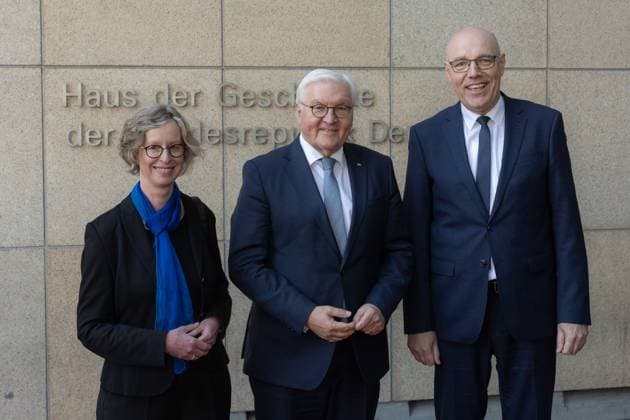 Bundespräsident Steinmeier besucht Filmabend in Bonn - 10.04.2025 Stellvertretende Oberbürgermeisterin Stadt Bonn Nicole UNTERSEH (Bündnis 90 Die Grünen), Bundespräsident Frank Walter STEINMEIER und Präsident Prof. Dr. Harald BIERMANN (Haus der Geschichte) - Deutsch-Französischer Filmabend An einem Tag im September (ZDF) mit Schülerinnen und Schüler, sowie Bundespräsident Frank-Walter Steinmeier im Haus der Geschichte Bonn Bonn Gronau Nordrhein-Westfalen Deutschland Copyright: xBonn.digitalx xMarcxJohnx