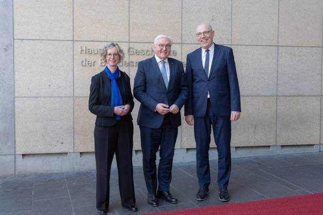 Bundespräsident Steinmeier besucht Filmabend in Bonn - 10.04.2025 Gruppenbild: Stellvertretende Oberbürgermeisterin Stadt Bonn Nicole UNTERSEH (Bündnis 90 Die Grünen), Bundespräsident Frank Walter STEINMEIER und Präsident Prof. Dr. Harald BIERMANN (Haus der Geschichte) - Deutsch-Französischer Filmabend An einem Tag im September (ZDF) mit Schülerinnen und Schüler, sowie Bundespräsident Frank-Walter Steinmeier im Haus der Geschichte Bonn Bonn Gronau Nordrhein-Westfalen Deutschland Copyright: xBonn.digitalx xMarcxJohnx