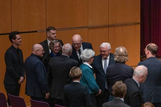 Bundespräsident Steinmeier besucht Filmabend in Bonn - 10.04.2025 Bundespräsident Frank Walter STEINMEIER begrüßt die Gäste - Deutsch-Französischer Filmabend An einem Tag im September (ZDF) mit Schülerinnen und Schüler, sowie Bundespräsident Frank-Walter Steinmeier im Haus der Geschichte Bonn Bonn Gronau Nordrhein-Westfalen Deutschland Copyright: xBonn.digitalx xMarcxJohnx