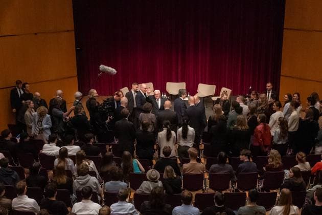 Bundespräsident Steinmeier besucht Filmabend in Bonn - 10.04.2025 Bundespräsident Frank Walter STEINMEIER begrüßt die Gäste - Deutsch-Französischer Filmabend An einem Tag im September (ZDF) mit Schülerinnen und Schüler, sowie Bundespräsident Frank-Walter Steinmeier im Haus der Geschichte Bonn Bonn Gronau Nordrhein-Westfalen Deutschland Copyright: xBonn.digitalx xMarcxJohnx