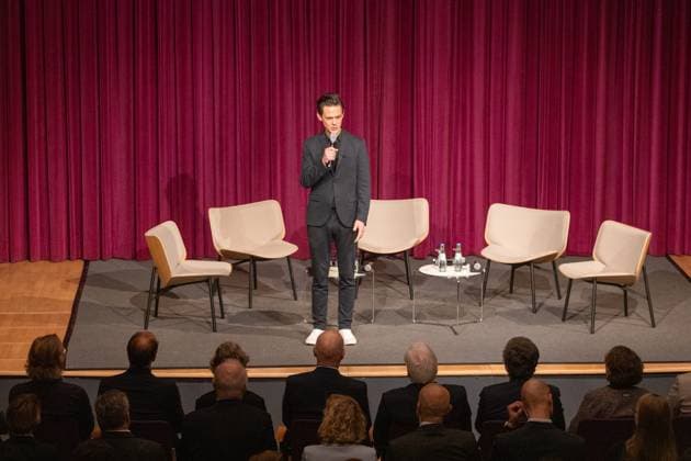 Bundespräsident Steinmeier besucht Filmabend in Bonn - 10.04.2025 Moderator Jo SCHÜCK (aspekte, ZDF) führt durch den Abend - Deutsch-Französischer Filmabend An einem Tag im September (ZDF) mit Schülerinnen und Schüler, sowie Bundespräsident Frank-Walter Steinmeier im Haus der Geschichte Bonn Bonn Gronau Nordrhein-Westfalen Deutschland Copyright: xBonn.digitalx xMarcxJohnx