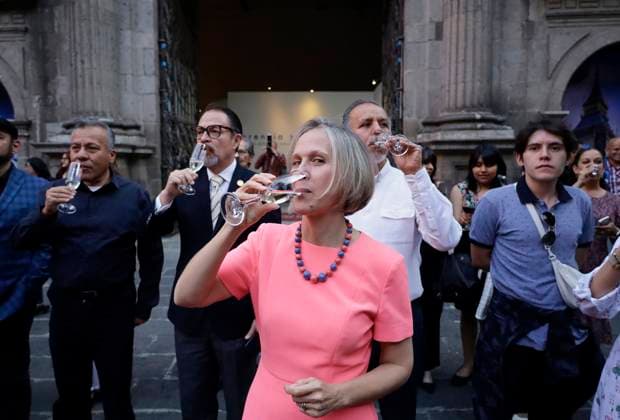 Entertainment Themen der Woche KW15 Entertainment Bilder des Tages British Embassy In Mexico Inaugurates The Exhibition Heritage And Horizon, Beyond Buildings: The Art Of British Design And Architecture Susannah Goshko, the British Ambassador to Mexico, attends the inauguration of the exhibition Heritage and Horizon, Beyond Buildings: The Art of British Design and Architecture at the Museum of World Cultures in Mexico City, Mexico, on April 10, 2025. According to the organizers, this exhibition, which is part of the GREAT Architecture campaign, allows visitors to find photo galleries and models featuring iconic buildings by British architectural figures such as Norman Foster, Thomas Heatherwick, Zaha Hadid, and Elsie Owusu, while Mexico is represented by Sordo Madaleno, a Mexican firm with offices in  Copyright: xGerardoxVieyrax originalFilename: vieyra-notitle250410_npAqJ.jpg