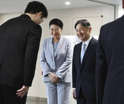 Entertainment Themen der Woche KW15 Entertainment Bilder des Tages Japan emperor, empress visit Osaka Japanese Emperor Naruhito and Empress Masako are pictured after arriving at Osaka airport on April 11, 2025. The imperial couple will attend the opening ceremony of the 2025 World Exposition on the following day. (Pool photo)  A14AA0004430745P