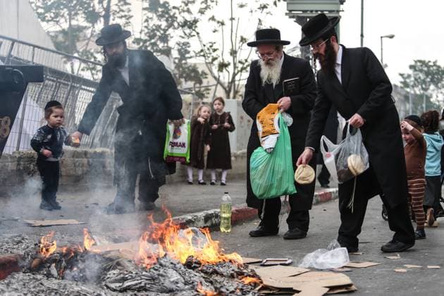 News Themen der Woche KW15 News Bilder des Tages MIDEAST ISRAEL PASSOVER Ultra-Orthodox Jews pray and burn leavened bread in the Mea Shearim neighborhood of Jerusalem, 11 April 2025. The burning of all products containing leavening agents, or Chametz, is a customary preparation ahead of the week-long Jewish high holiday of Passover that commemorates the Jewish exodus from Egypt, according to the Bible. Passover will be celebrated from 12 April to 20 April this year. photo by saeed qaq Copyright: xSAEEDQAQx AX4X5685