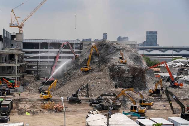 Bilder des Jahres 2025, News 04 April News Themen der Woche KW15 News Bilder des Tages April 11, 2025, Bangkok, Bangkok, Thailand: Heavy machinery is used to clear away wreckage from the State Audit Office construction site collapse in Bangkok, Thailand caused by the March 28th 7.7 earthquake in neighboring Myanmar. The under construction government high rise stood at 33 stories tall when the earthquake struck while the workers were on their lunch break, causing it to implode downward with violent force. Official numbers list 27 dead and 19 injured from the site with 67 still unaccounted for. Bangkok Thailand - ZUMAt128 20250411_zap_t128_004 Copyright: xAdryelxTalamantesx