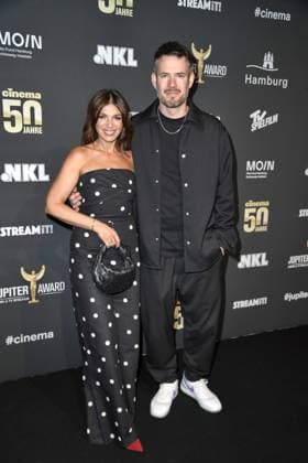 Johannes Strate (Revolverheld) und Freundin Anna Angelina Wolfers beim bei der 47. Verleihung des Jupiter Awards in Hamburg am 10.04.2025
