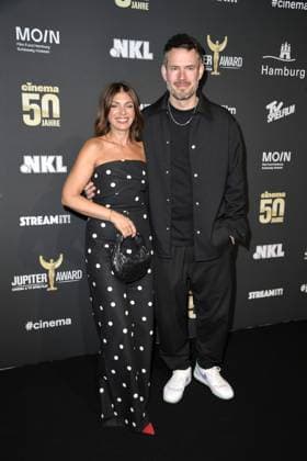 Johannes Strate (Revolverheld) und Freundin Anna Angelina Wolfers beim bei der 47. Verleihung des Jupiter Awards in Hamburg am 10.04.2025