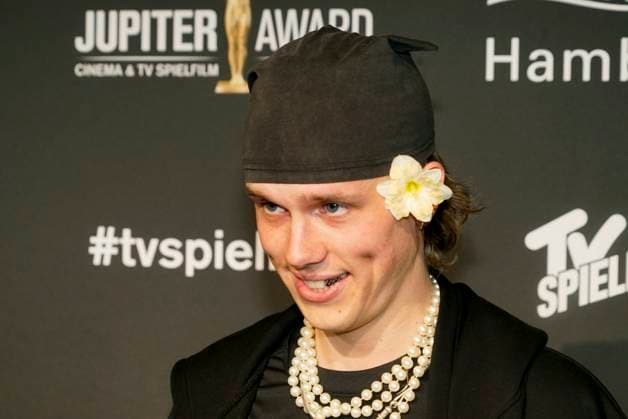 Noah Kraus, Saenger und Schauspieler, zu Gast auf dem roten Teppich bei der Preisverleihung des 47. Jupiter-Award im Altonaer Kaispeicher am 10.04.2025 in Hamburg Hamburg Deutschland