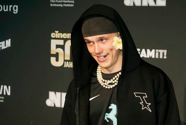 Noah Kraus, Saenger und Schauspieler, zu Gast auf dem roten Teppich bei der Preisverleihung des 47. Jupiter-Award im Altonaer Kaispeicher am 10.04.2025 in Hamburg Hamburg Deutschland