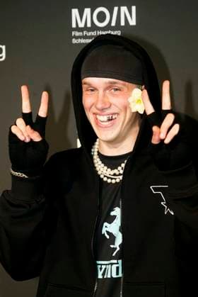 Noah Kraus, Saenger und Schauspieler, zu Gast auf dem roten Teppich bei der Preisverleihung des 47. Jupiter-Award im Altonaer Kaispeicher am 10.04.2025 in Hamburg Hamburg Deutschland